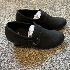New in Box Easy Street Comfort Wave Black Tawny Booties, Size 9.5 Medium